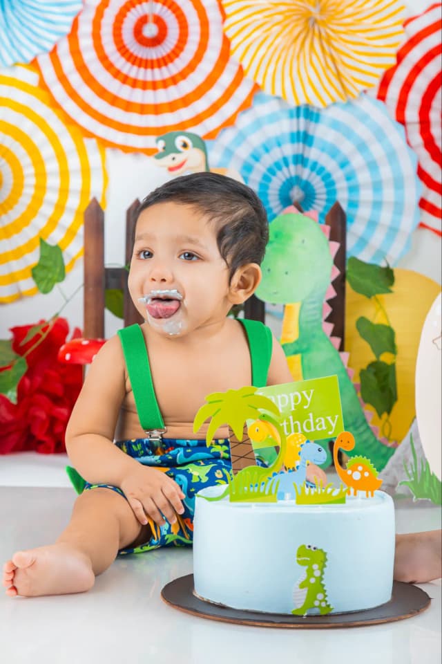 Cake smash moment 15